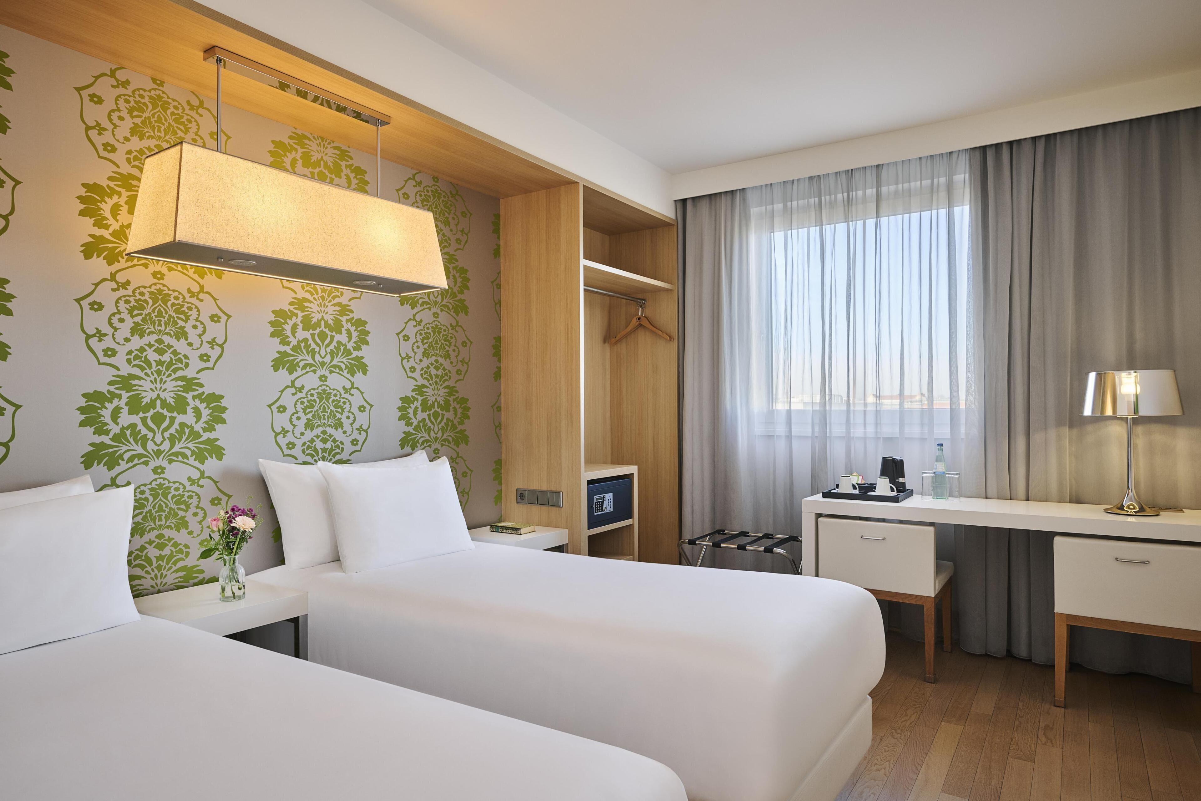 스탠다드룸 | 객실 내 금고, 책상, 암막 커튼, 방음 설비