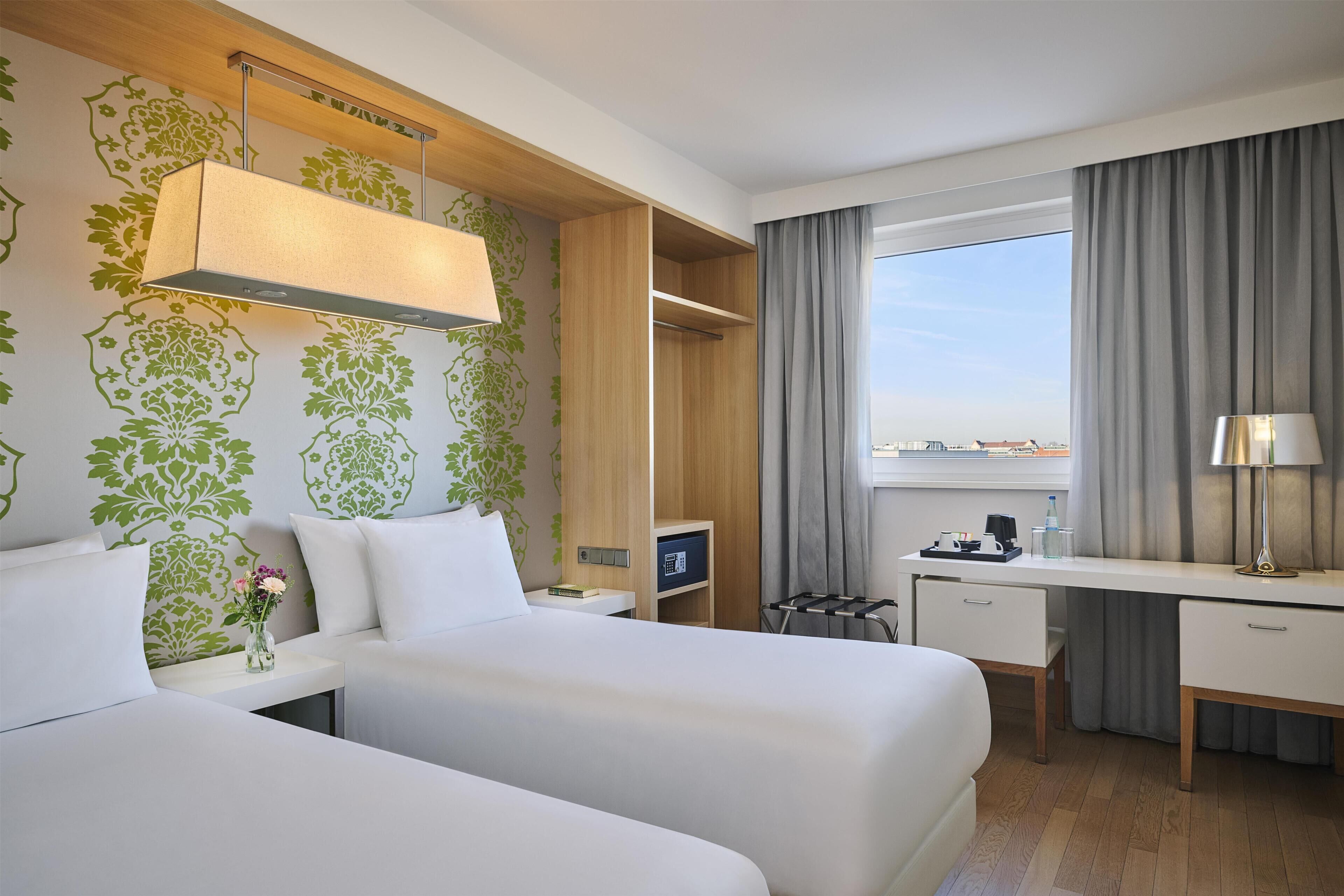 Quarto standard | Cofres nos quartos, escrivaninha, cortinas blackout