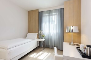 客房內保險箱、書桌、遮光布/窗簾、隔音