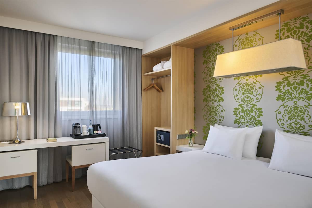 Quarto superior | Cofres nos quartos, escrivaninha, cortinas blackout