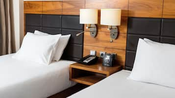 Habitación, 2 camas individuales | Ropa de cama de alta calidad, caja fuerte, escritorio y cortinas opacas
