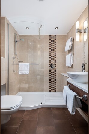 Room, 1 Queen Bed | Bathroom | Free toiletries, hair dryer, towels - Hilton Garden Inn Krakow (Kraków)