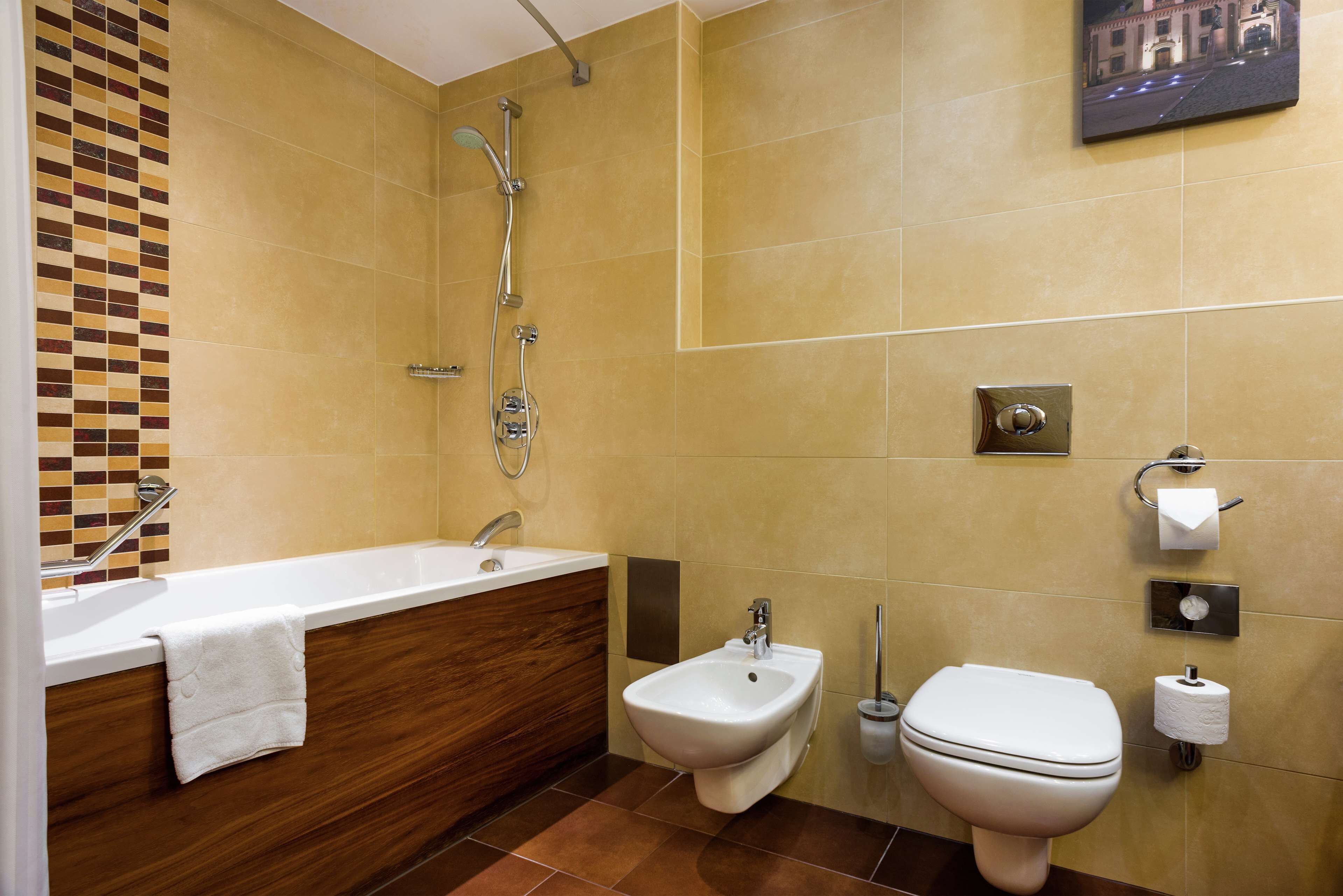 Une salle de bain moderne équipée d’une baignoire, d’un bidet et de toilettes.