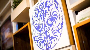 Ein blaues Papier-Ausschnitt-Design an einer Wand.