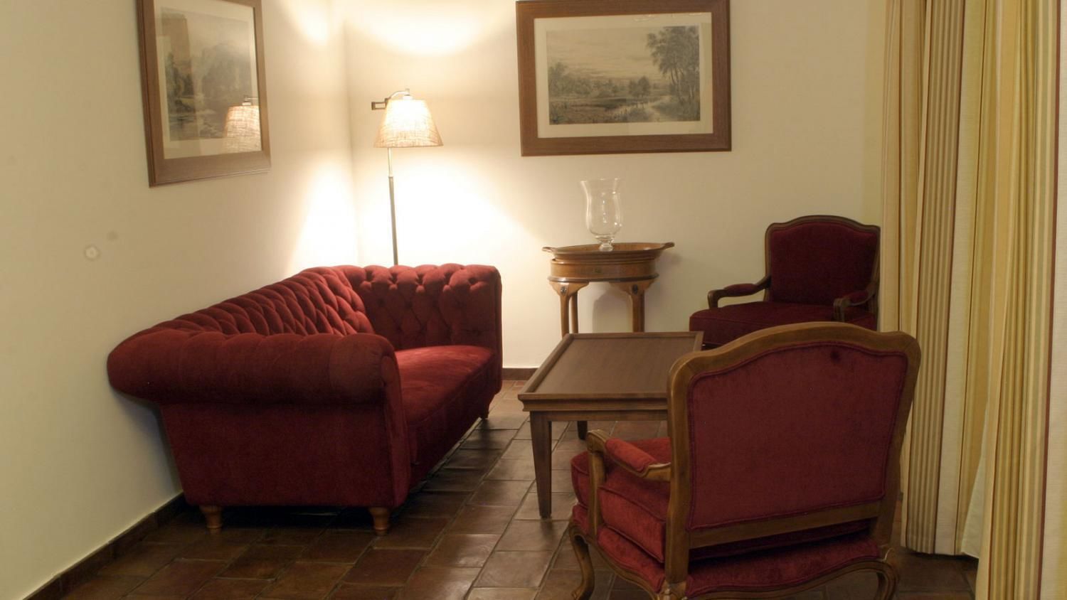 suite | living room | flat-screen tv