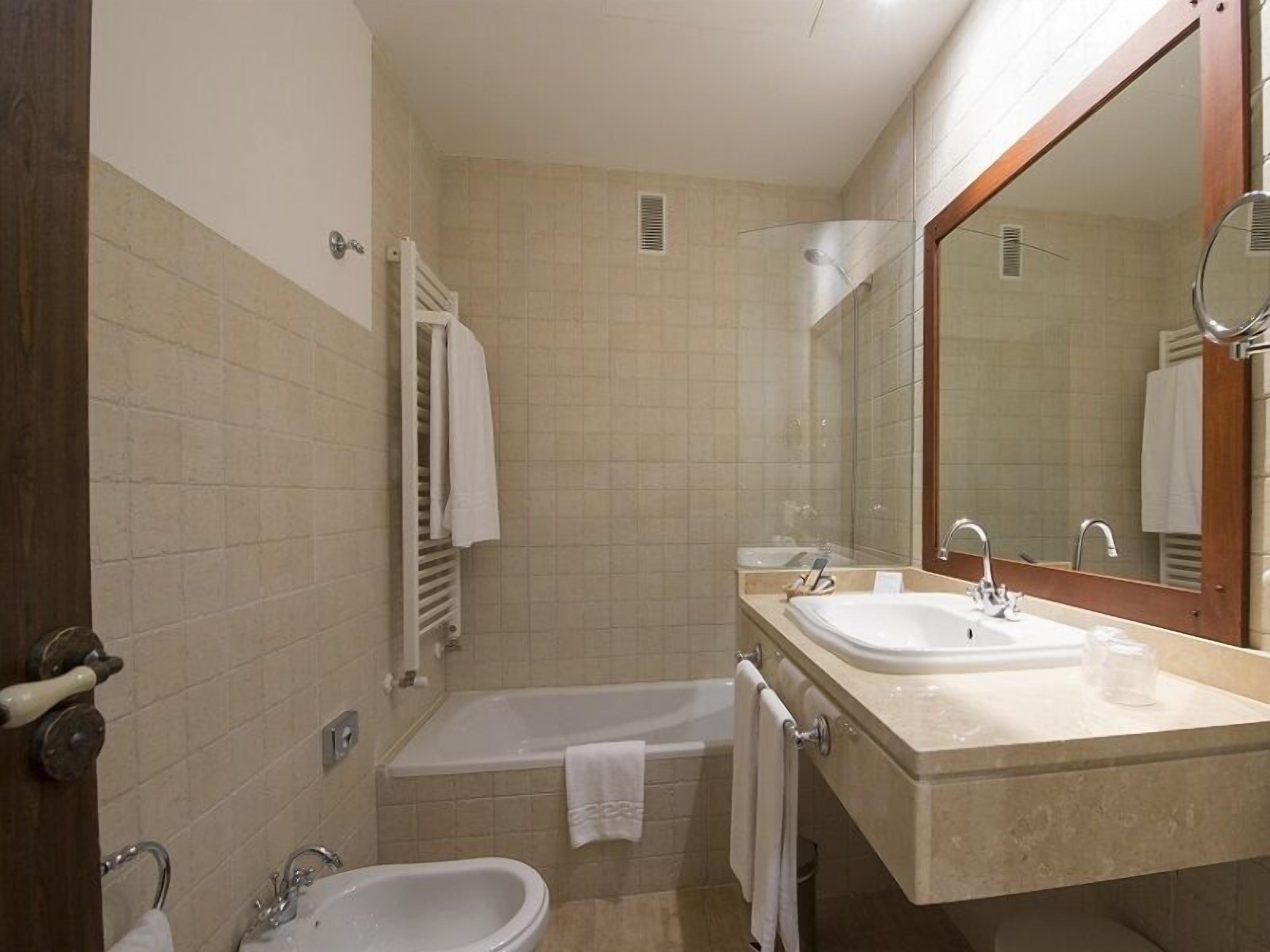 deluxe suite, jetted tub | jetted bathtub