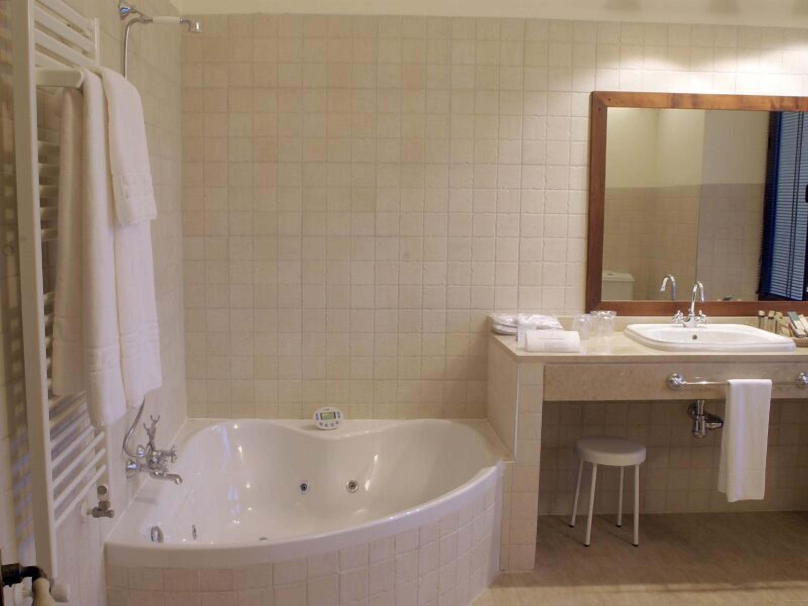 deluxe suite, jetted tub | jetted bathtub