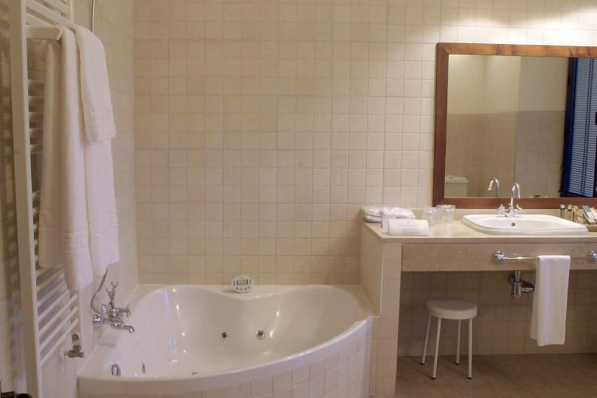 deluxe suite, jetted tub | jetted bathtub