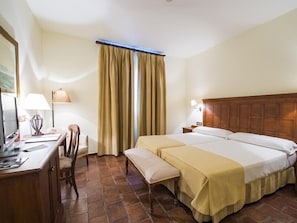 Dobbeltrom – superior, 1 dobbeltseng | Minibar, safe på rommet, skrivebord og blendingsgardiner