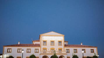 Facciata della struttura - sera/notte