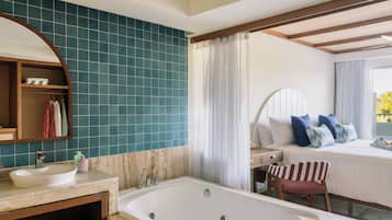 Une salle de bain avec une baignoire, un lavabo et un miroir.