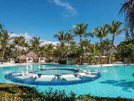 2 hồ bơi ngoài trời, mở cửa từ 9:00 đến 18:00, lều miễn phí 