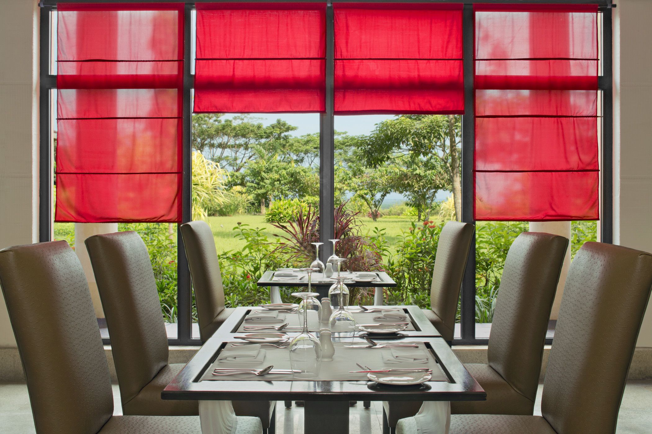 3 restaurants, breakfast, lunch, dinner served; international cuisine