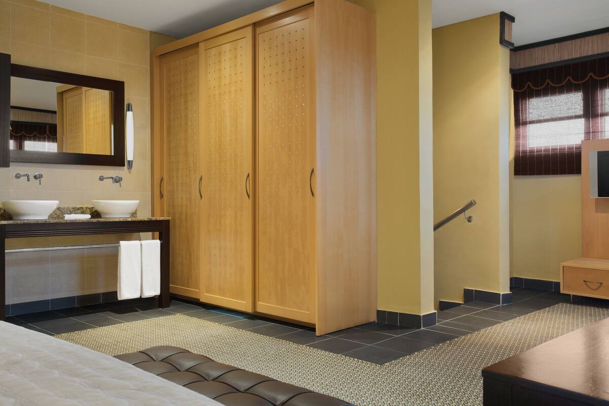 Minibar, két bảo mật tại phòng, bàn, bàn ủi/dụng cụ ủi quần áo