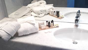 Junior Suite | Bathroom | Hair dryer, towels