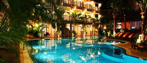 3 piscinas al aire libre, sombrillas, sillones reclinables de piscina