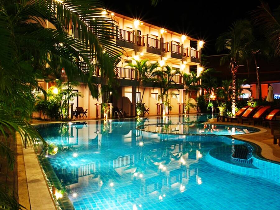3 piscinas externas, guarda-sóis, espreguiçadeiras