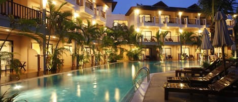 3 piscines extérieures, parasols de plage, chaises longues