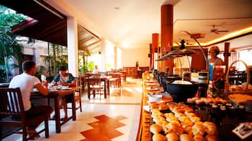 Desayuno buffet diario (THB 250 por persona)