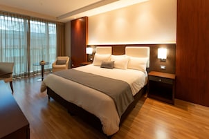 Quarto superior, 1 cama King | Roupas de cama premium, frigobar, cofres nos quartos, escrivaninha