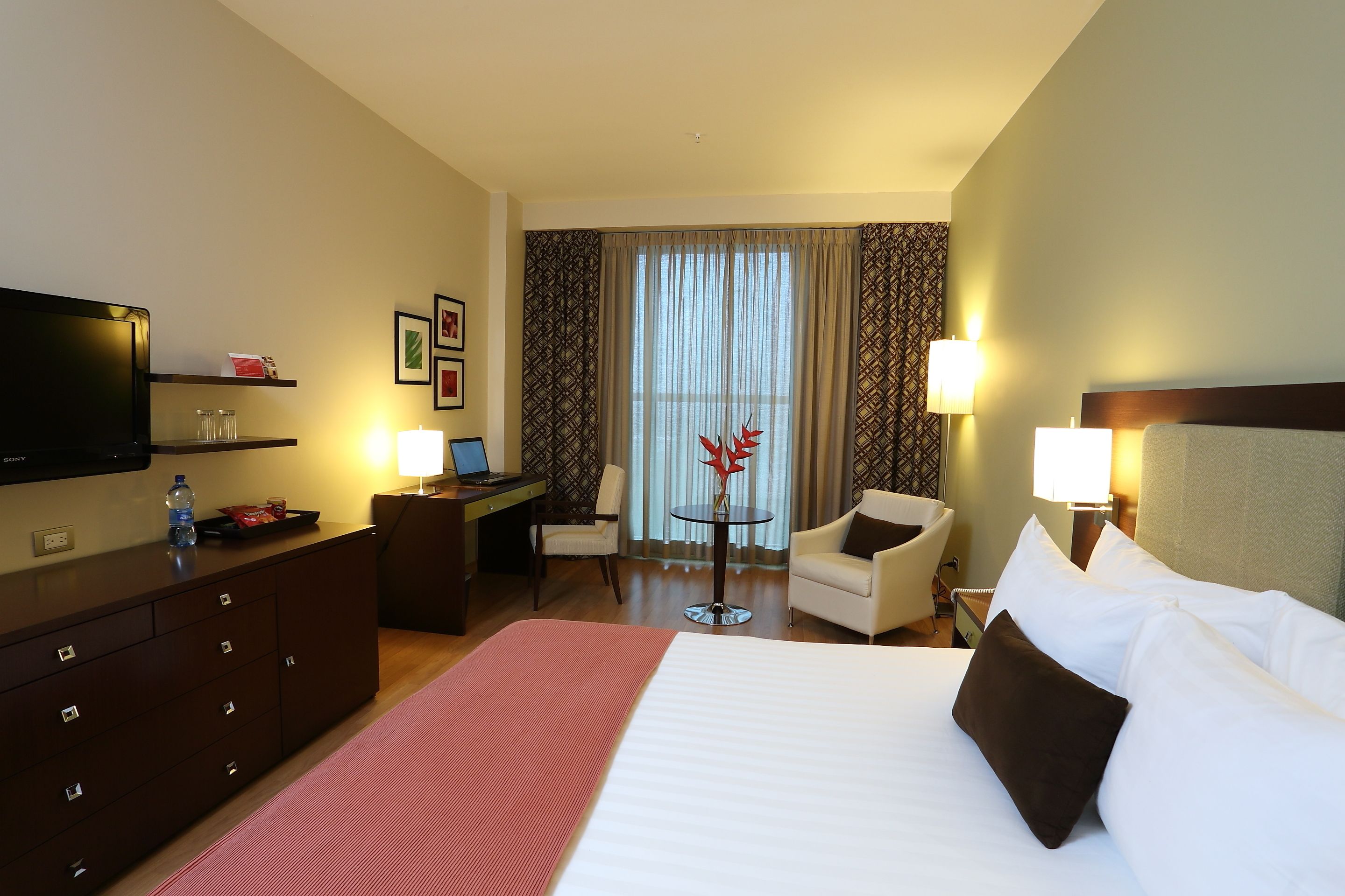 executive room, 1 queen bed | premium bedding, minibar, in-room safe, desk