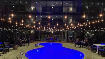 Piscine extérieure, parasols de plage, chaises longues