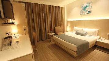 Deluxe Double Room | Minibar, in-room safe, desk, soundproofing