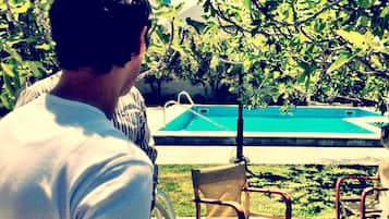 Kolam renang indoor dan kolam renang outdoor, dengan payung kolam renang