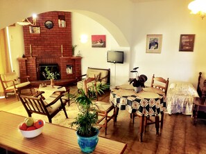 Classic-Apartment | Wohnzimmer | LED-Fernseher