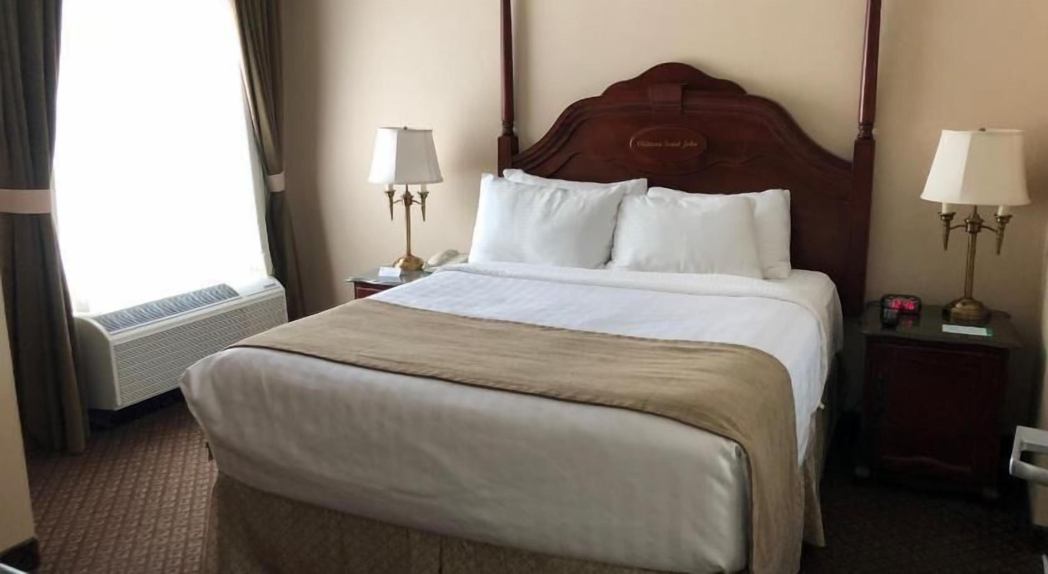 Tallelokero huoneessa, työpöytä, silitysrauta/-lauta