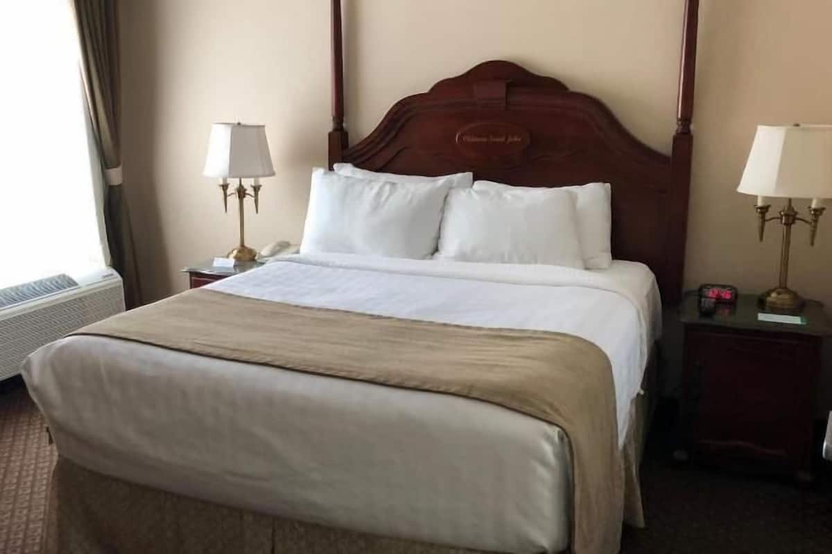 Tallelokero huoneessa, työpöytä, silitysrauta/-lauta