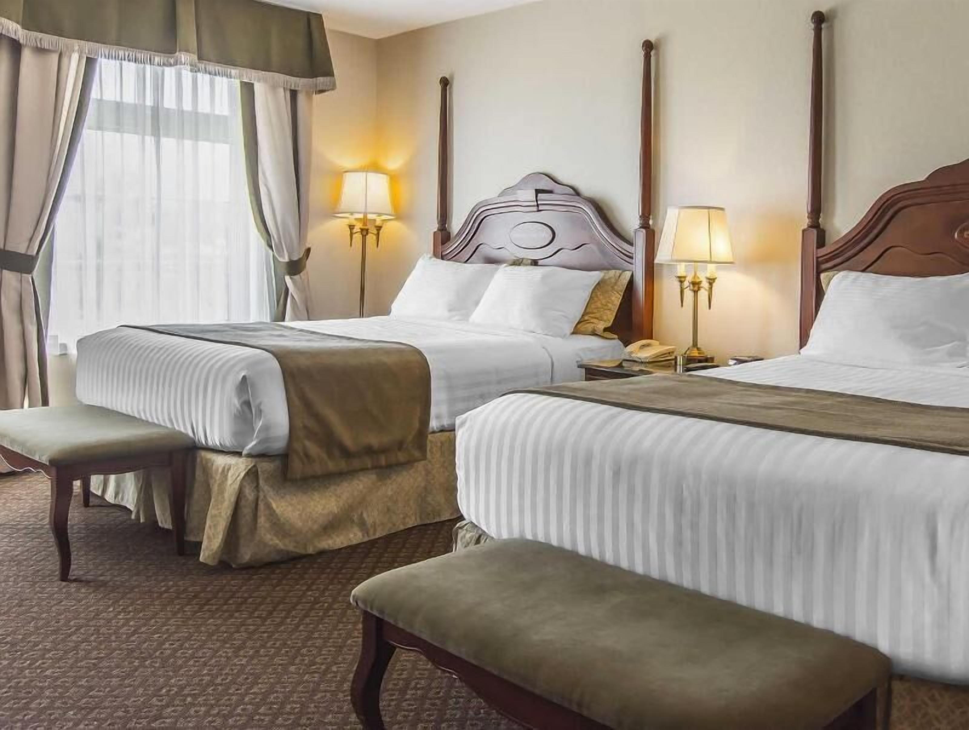 Tallelokero huoneessa, työpöytä, silitysrauta/-lauta