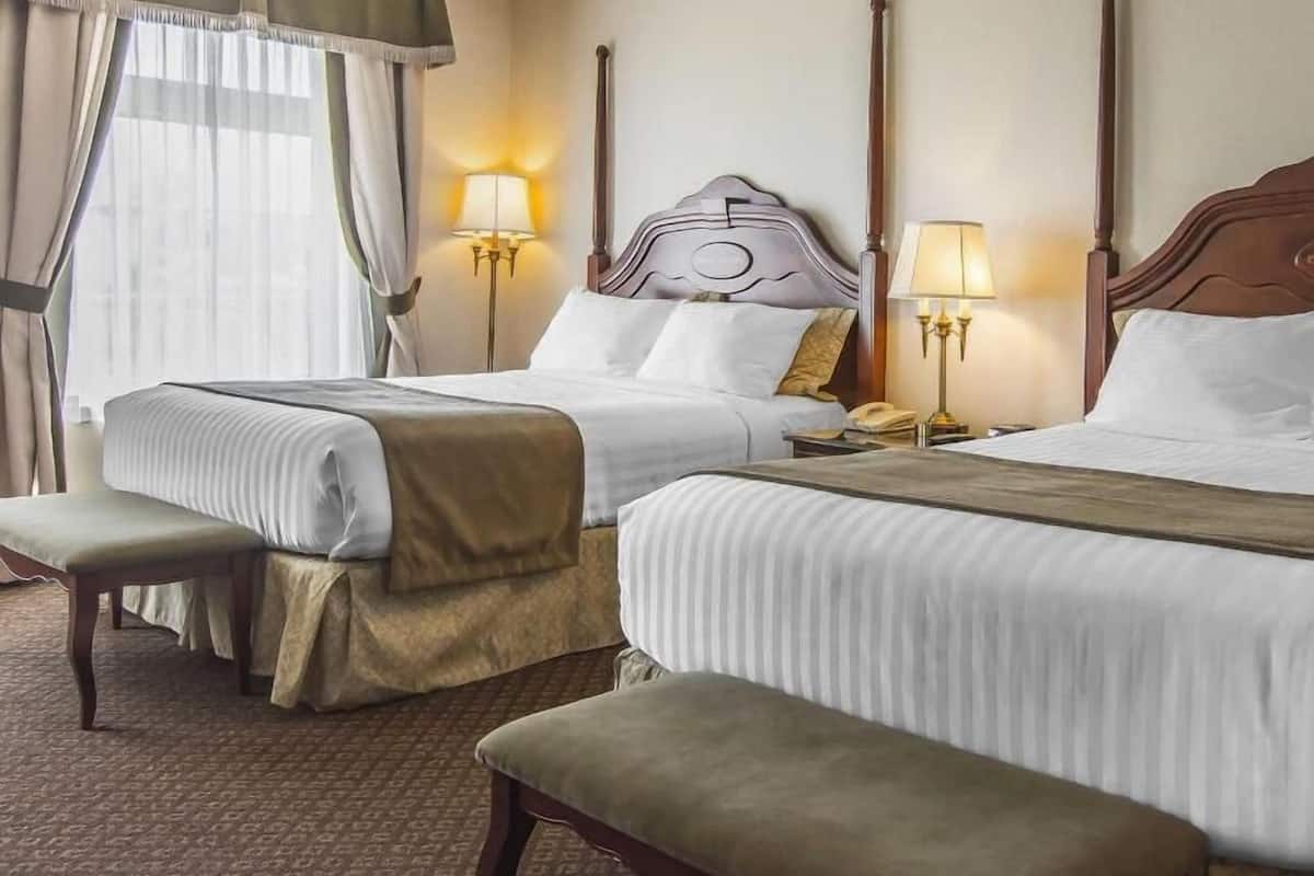 Tallelokero huoneessa, työpöytä, silitysrauta/-lauta