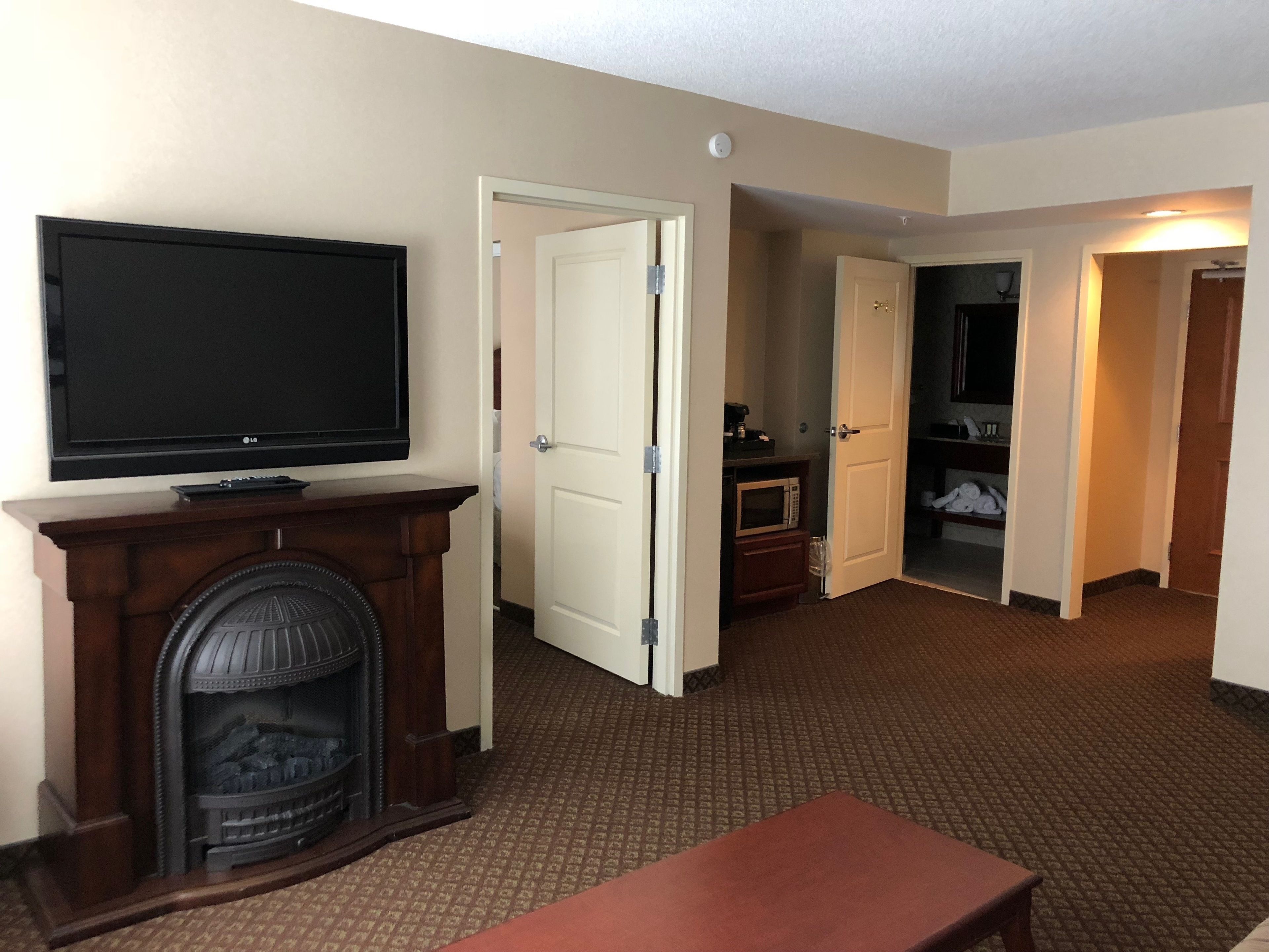 suite, 1 queen bed, non smoking | in-room safe, desk, iron/ironing board, free cots/infant beds
