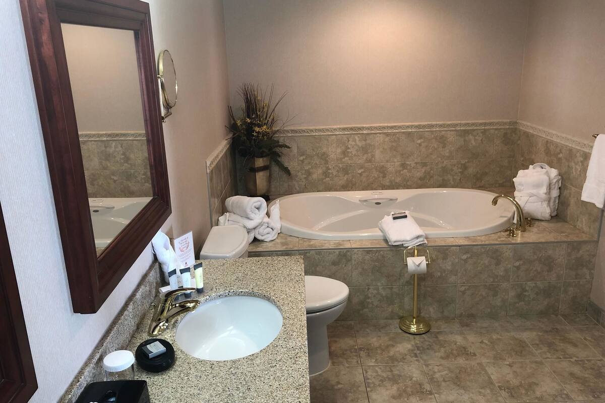 suite, 1 king bed, non smoking | bathroom | combined shower/bathtub, free toiletries, hair dryer, towels