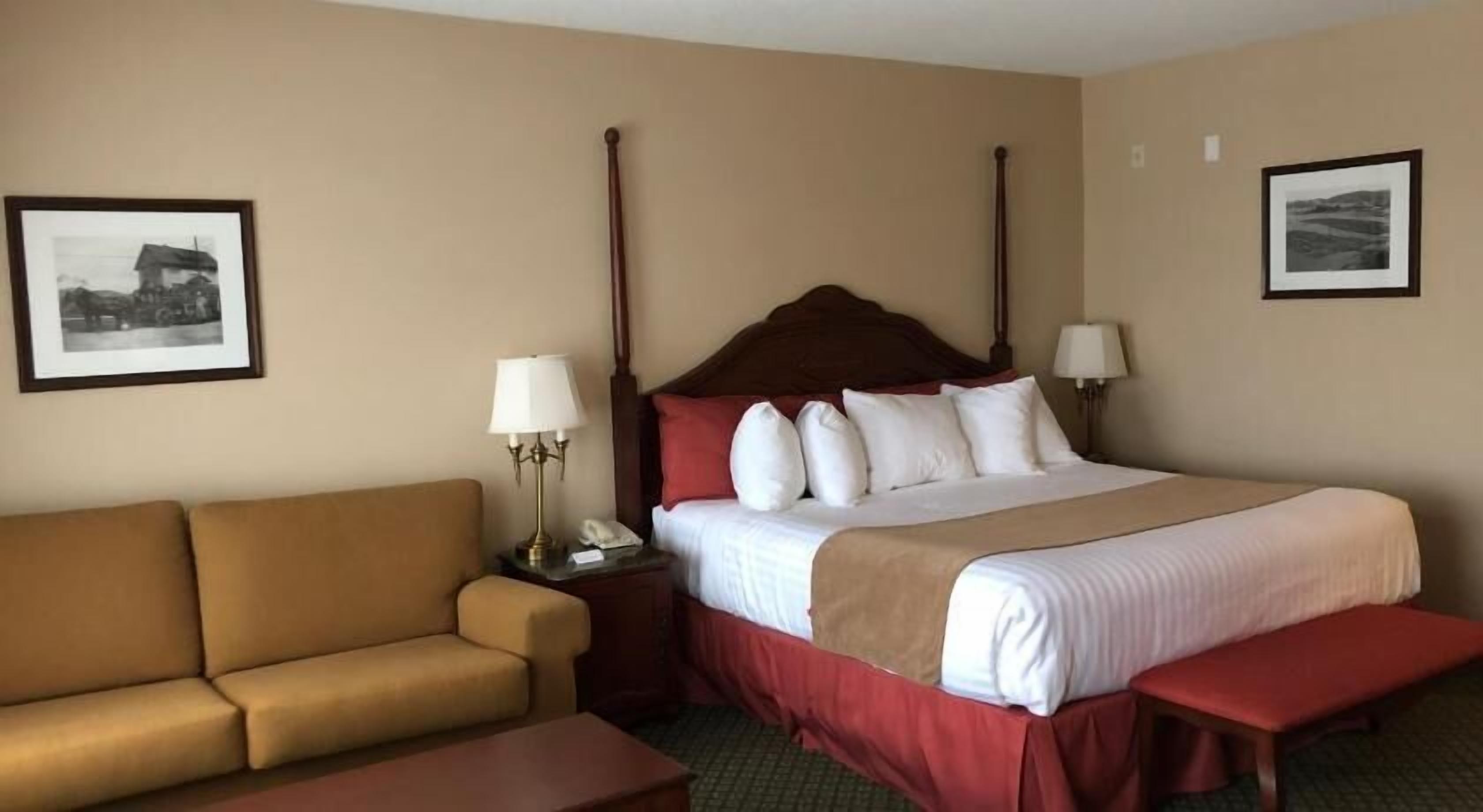 Tallelokero huoneessa, työpöytä, silitysrauta/-lauta