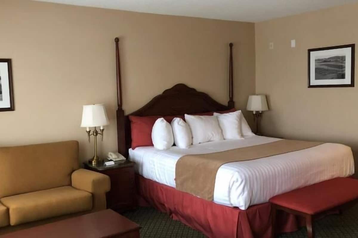 Tallelokero huoneessa, työpöytä, silitysrauta/-lauta