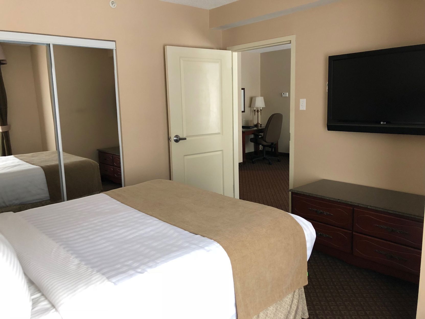 Tallelokero huoneessa, työpöytä, silitysrauta/-lauta