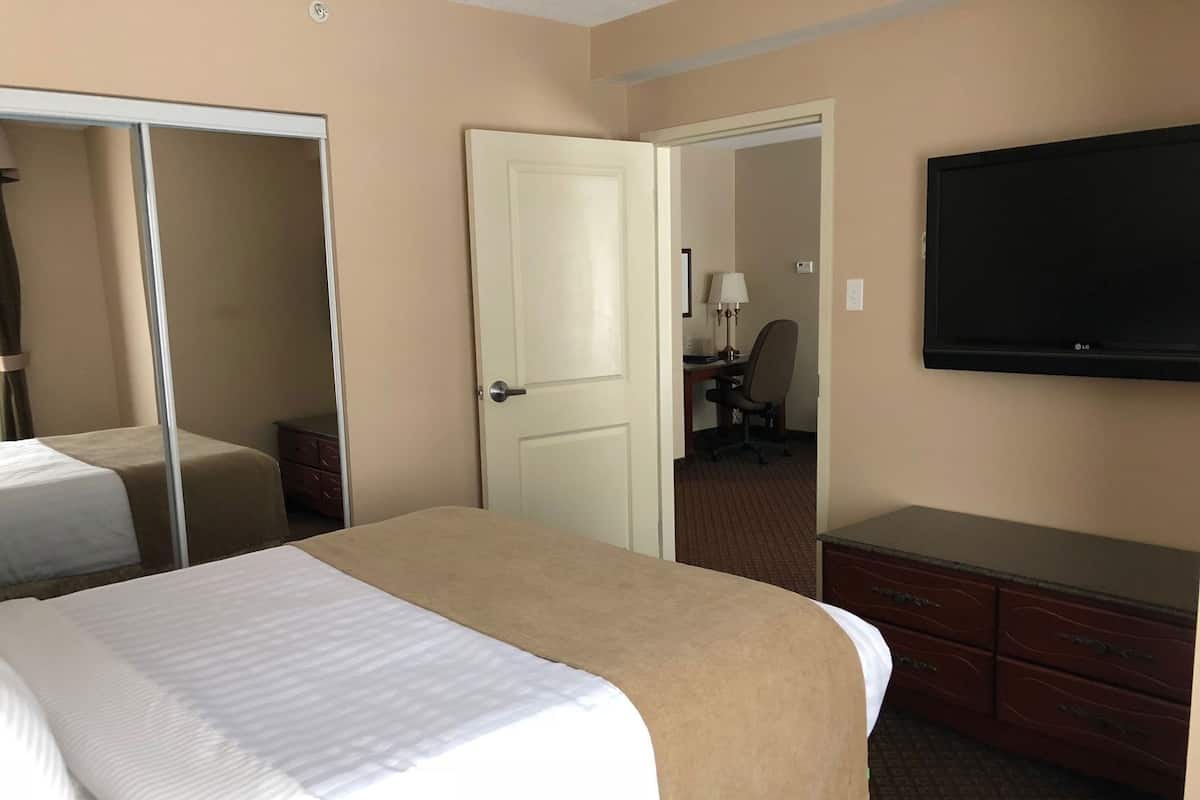 Tallelokero huoneessa, työpöytä, silitysrauta/-lauta