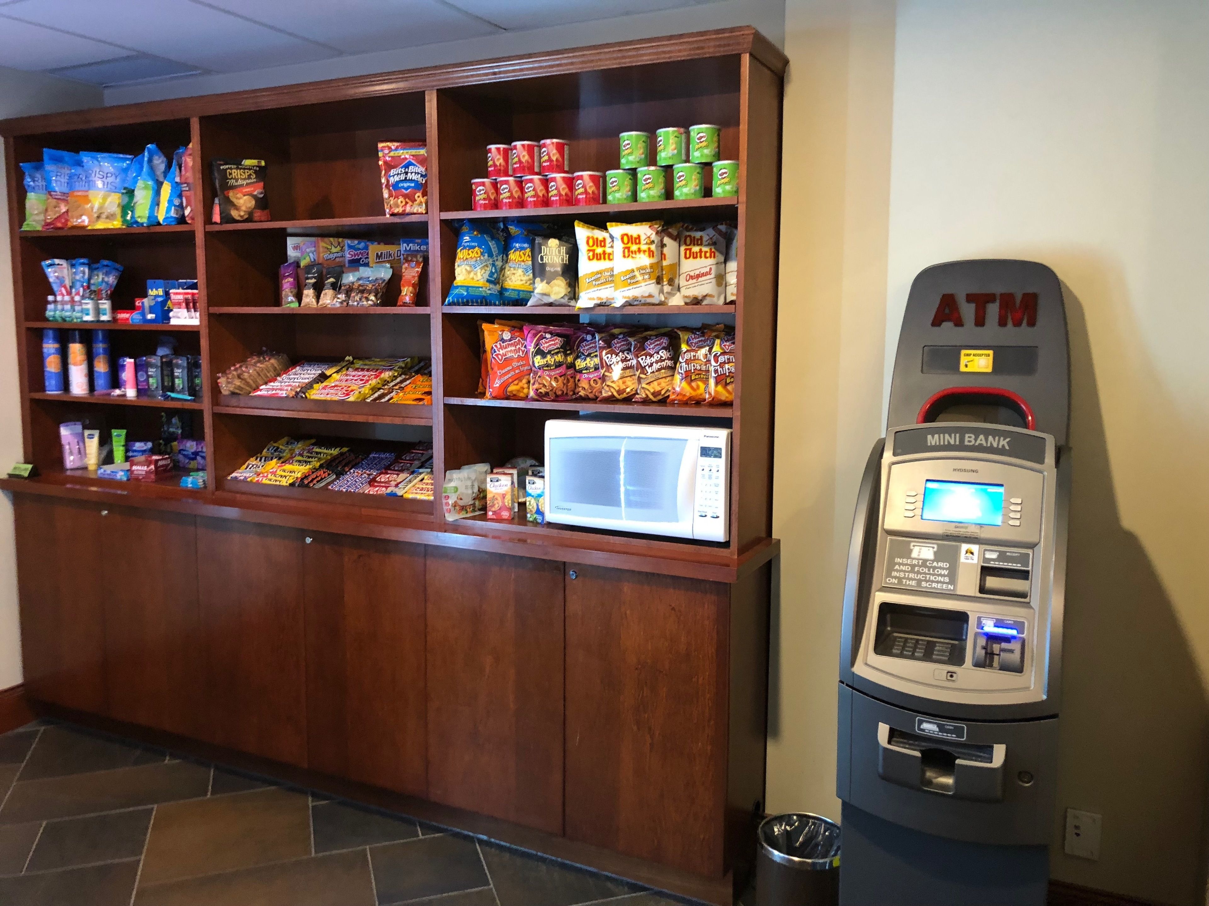 Een kiosk met diverse snacks en een pinautomaat.