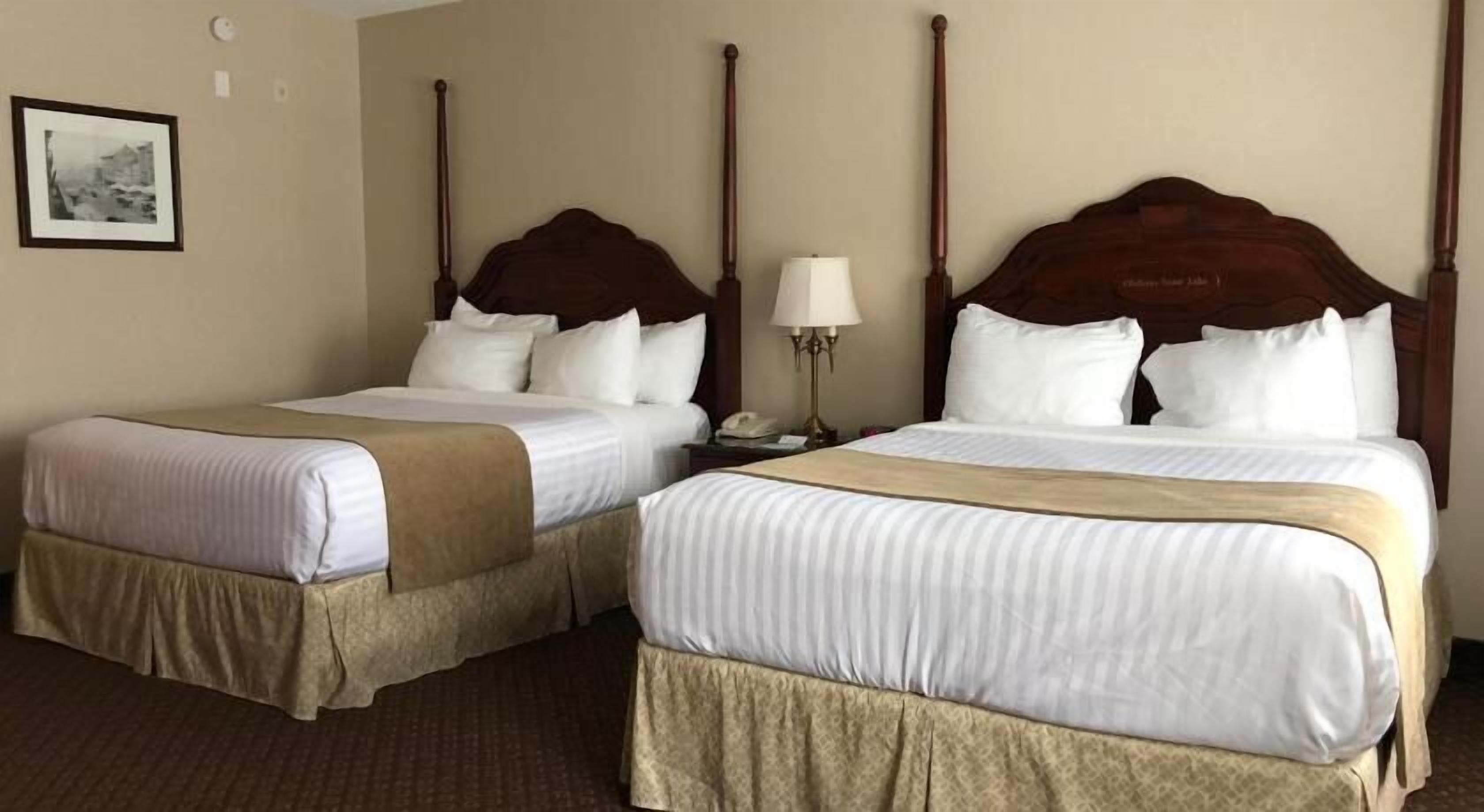 Tallelokero huoneessa, työpöytä, silitysrauta/-lauta