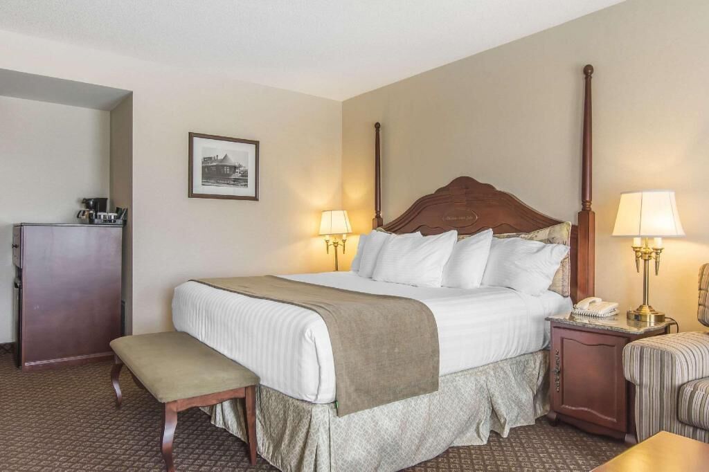 Tallelokero huoneessa, työpöytä, silitysrauta/-lauta