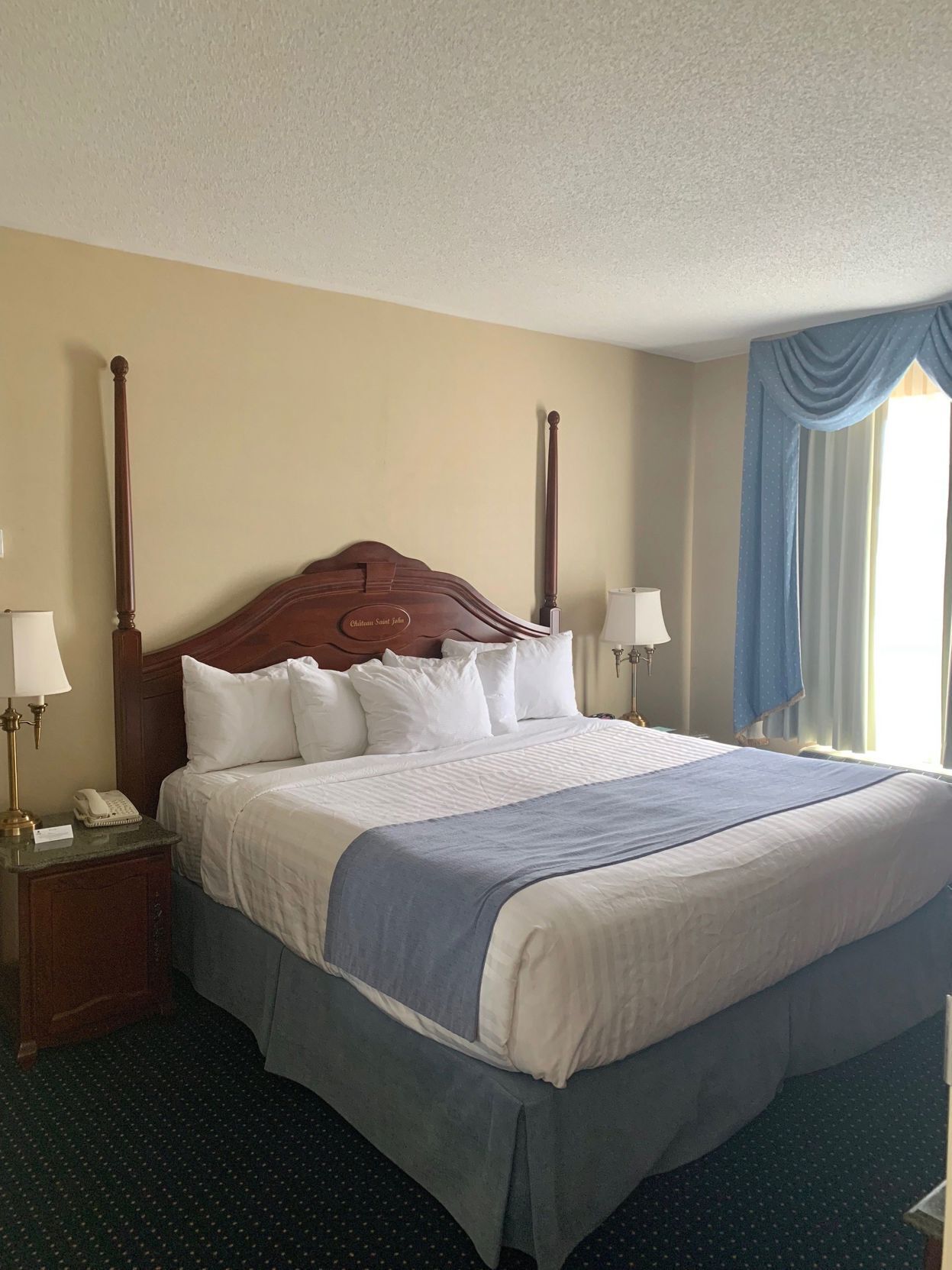 Tallelokero huoneessa, työpöytä, silitysrauta/-lauta