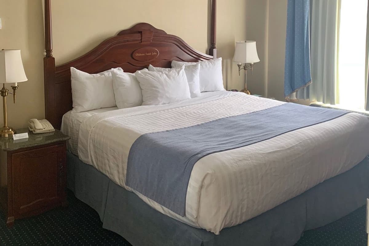 Tallelokero huoneessa, työpöytä, silitysrauta/-lauta