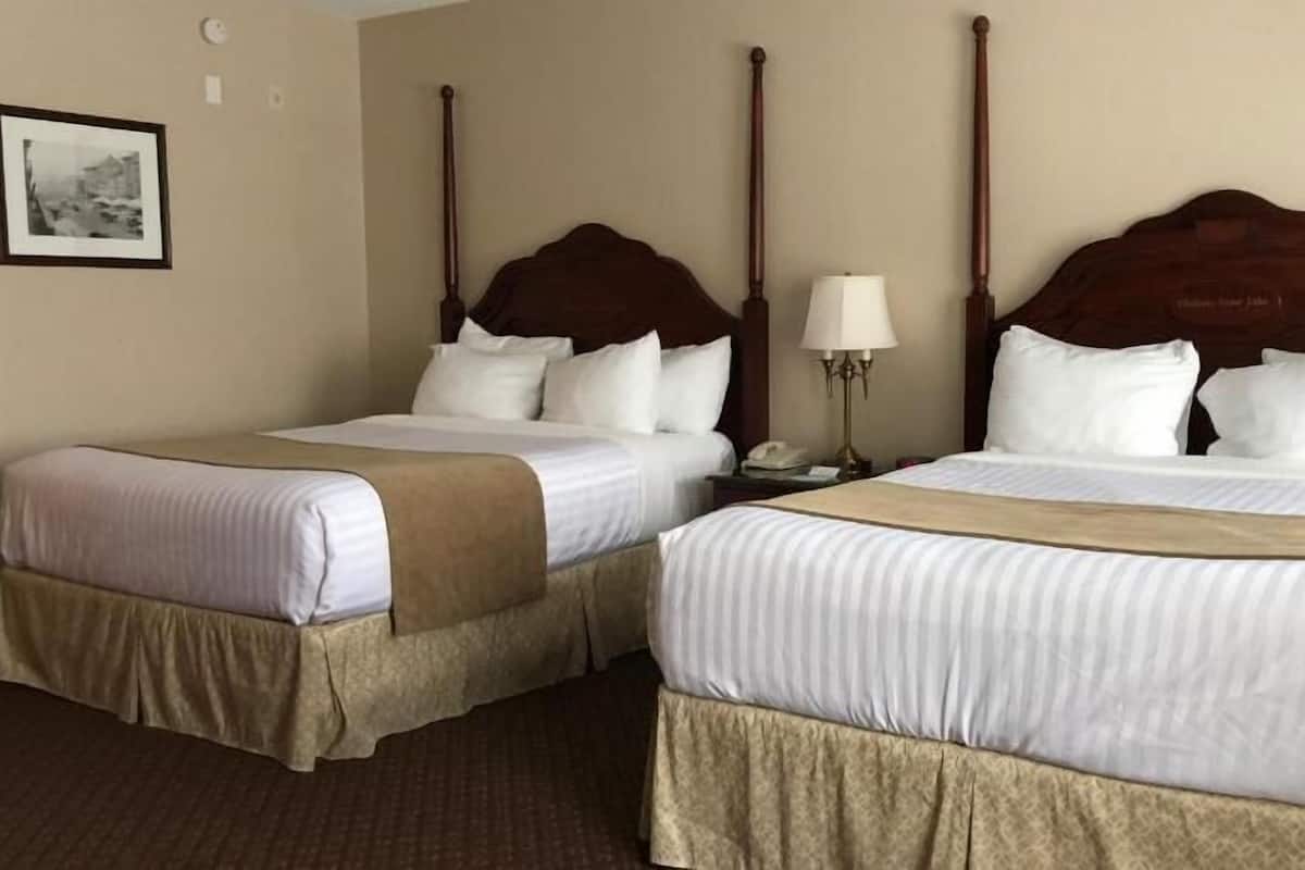 Tallelokero huoneessa, työpöytä, silitysrauta/-lauta