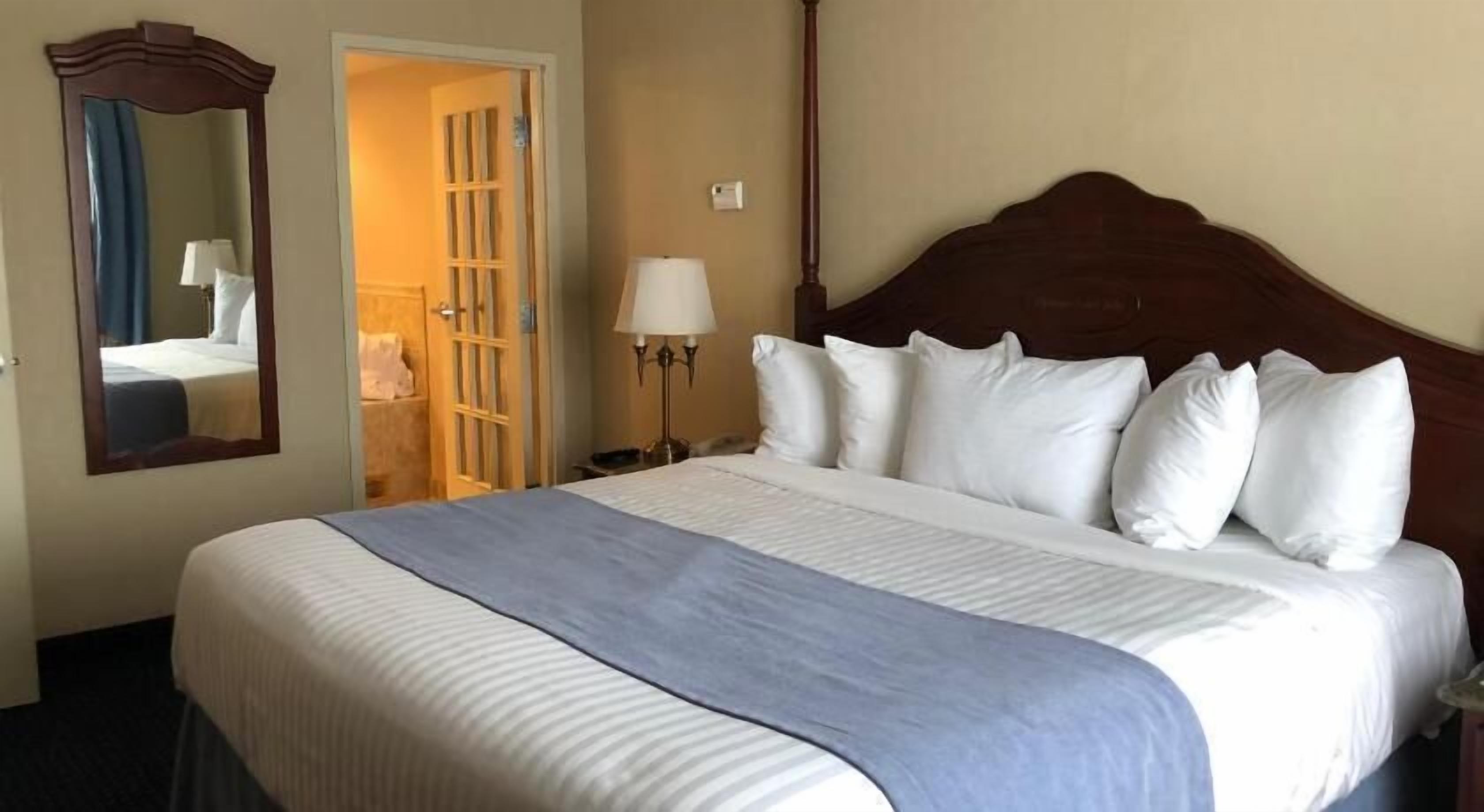 Tallelokero huoneessa, työpöytä, silitysrauta/-lauta