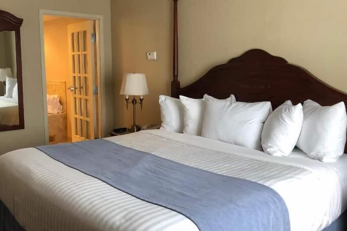 Tallelokero huoneessa, työpöytä, silitysrauta/-lauta