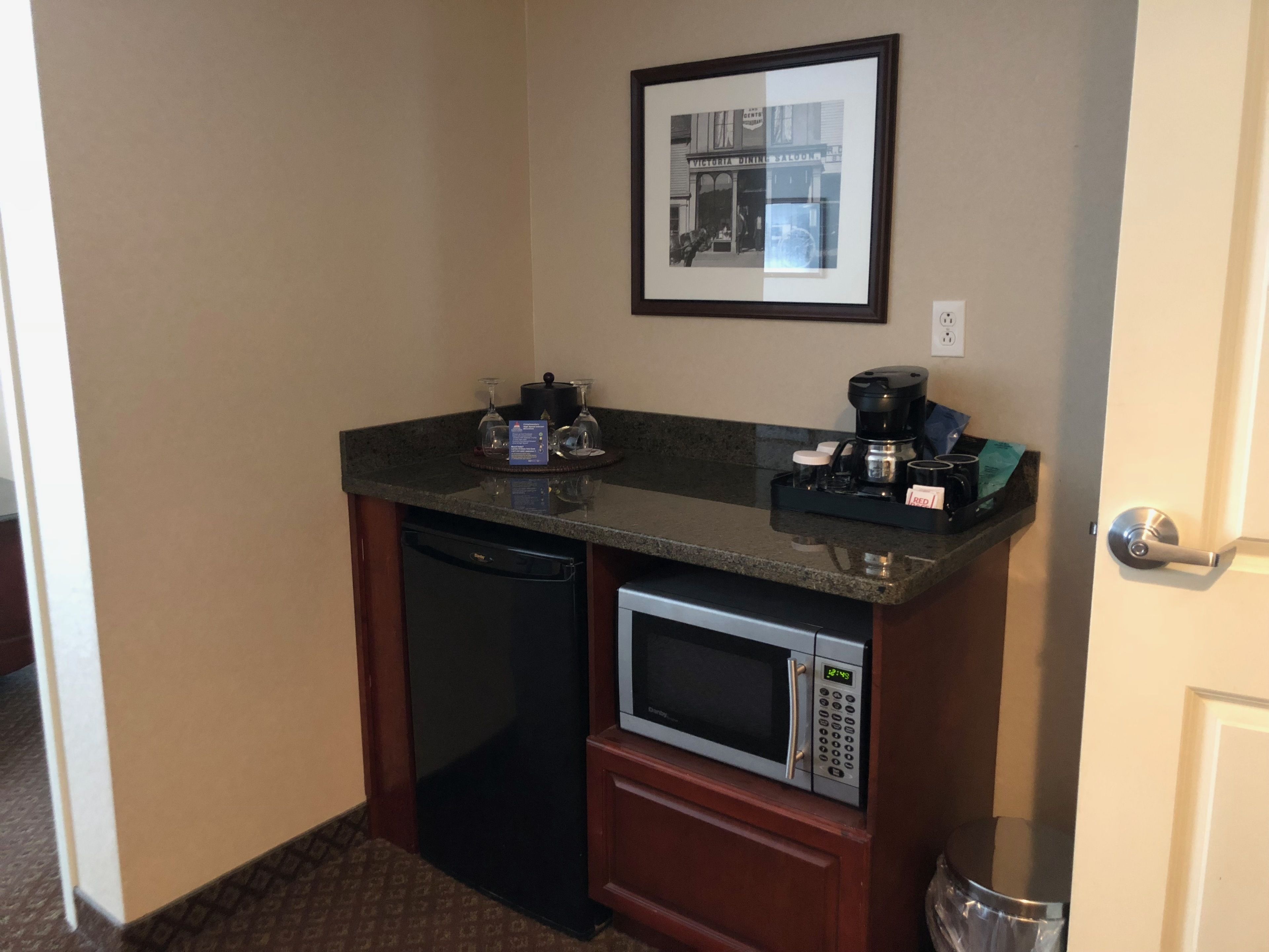 suite, 1 queen bed, non smoking | in-room safe, desk, iron/ironing board, free cots/infant beds