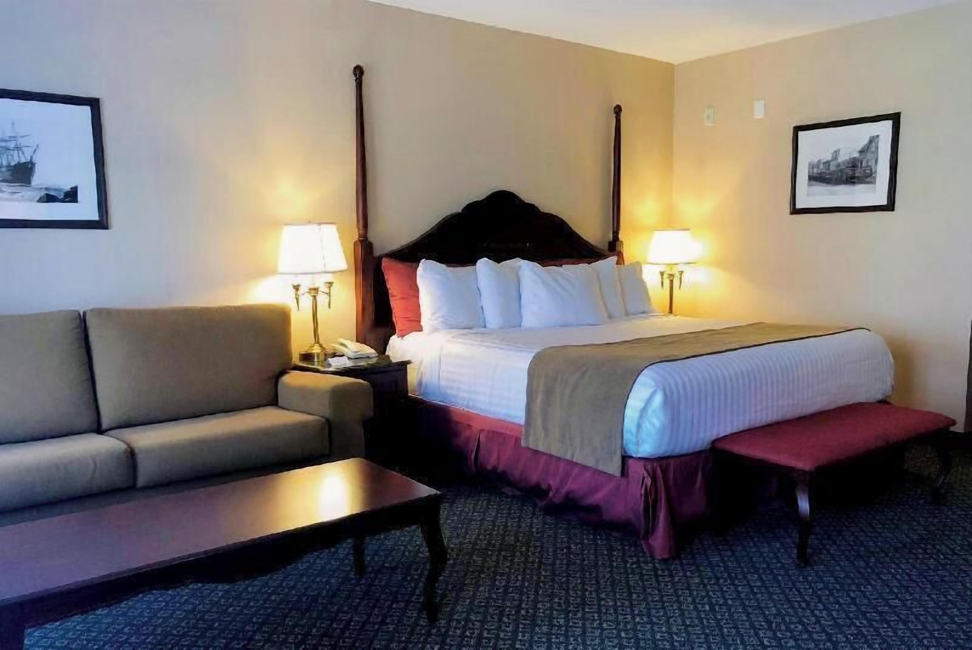 Tallelokero huoneessa, työpöytä, silitysrauta/-lauta