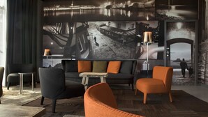Un salon moderne avec un canapé, des fauteuils et une table basse.